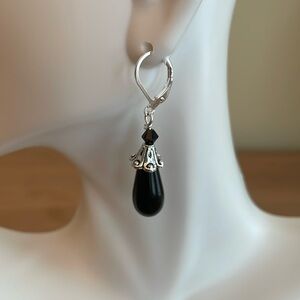HAND CRAFTED PIERCED EARRINGS Black Silver